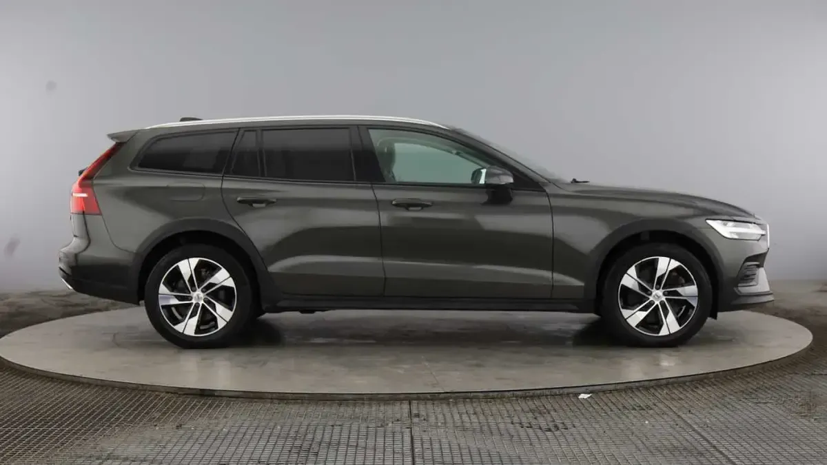 Used Volvo V60 CC 197 HP (144 kW) 2022 Estate