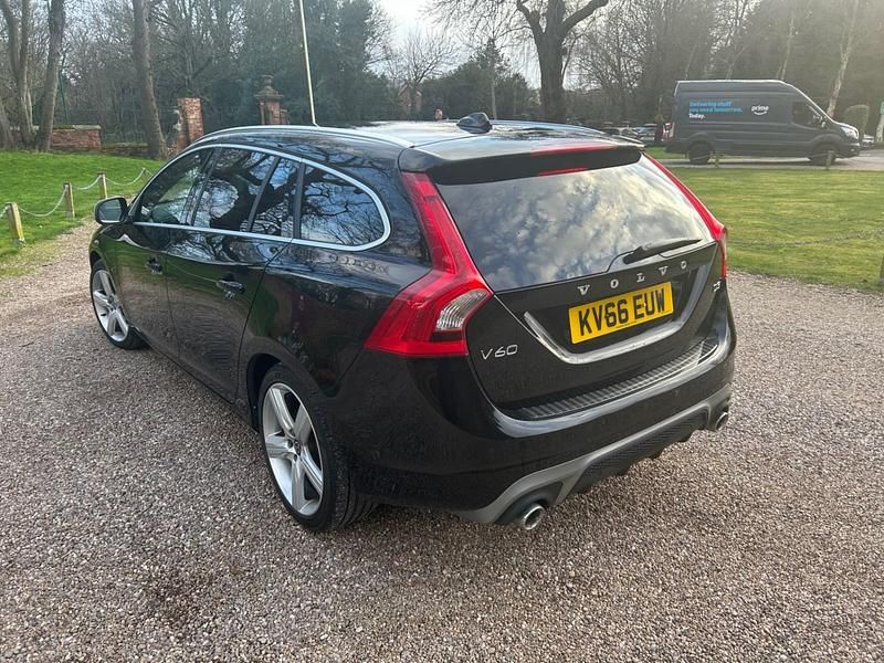 Usado Volvo V60 R-Design 2016 Negro Familiar