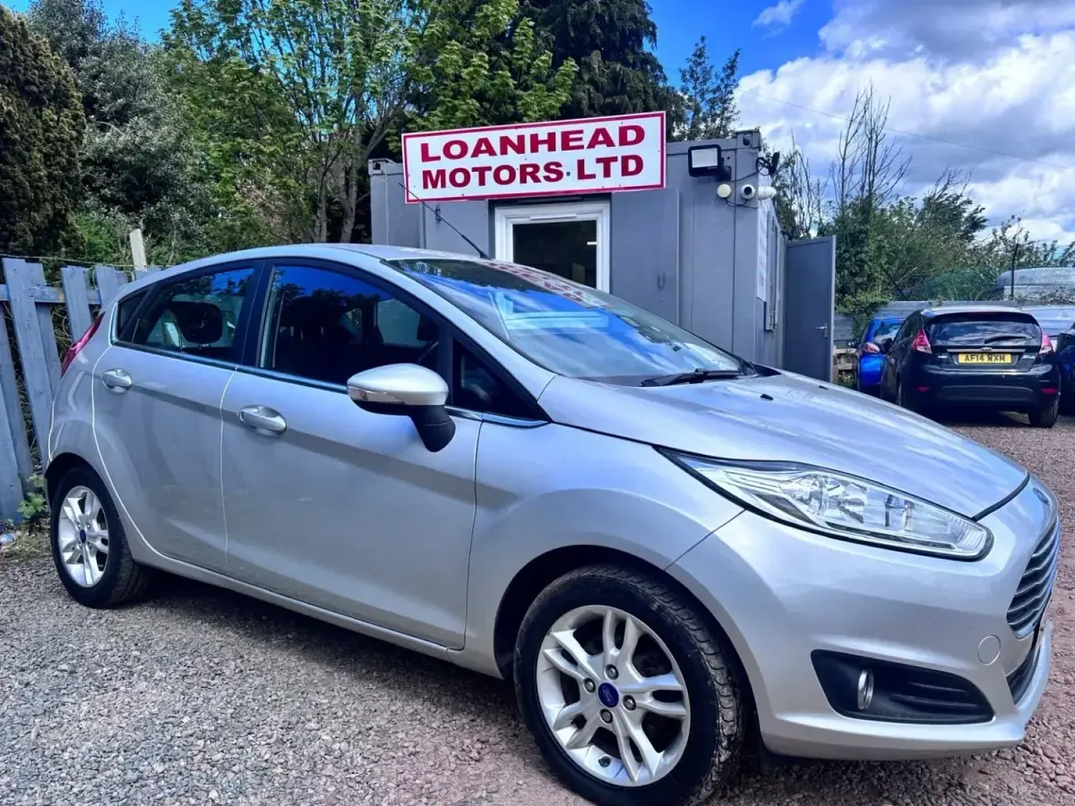 Usado Ford Fiesta Zetec 82 CV (60 kW) 2016 Plateado Utilitario
