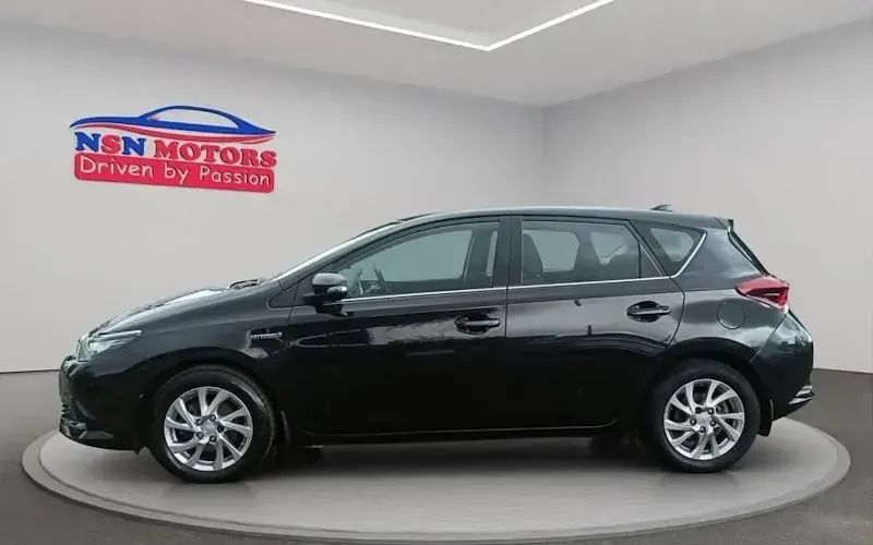Used Toyota Auris Hybrid Business Edition 136 HP (100 kW) 2016 Black Hatchback