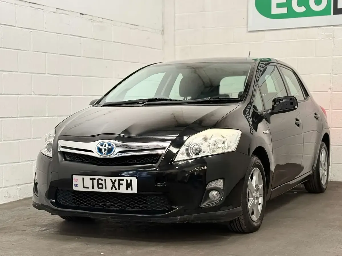 Used Toyota Auris Hybrid T4 136 HP (100 kW) 2011 Black Hatchback