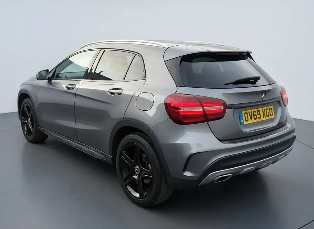 Usado Mercedes GLA180 AMG line 122 HP (89 kW) 2019 Cinzento SUV