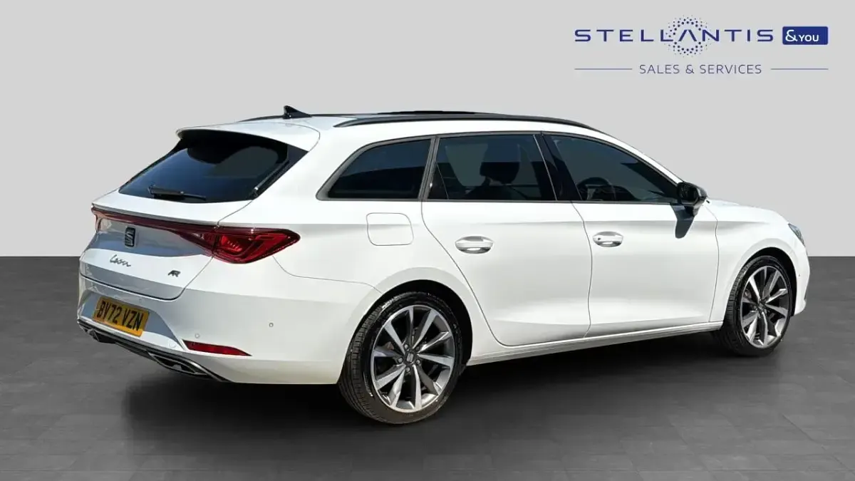 Used Seat Leon FR Sport 148 HP (108 kW) 2022 White Estate