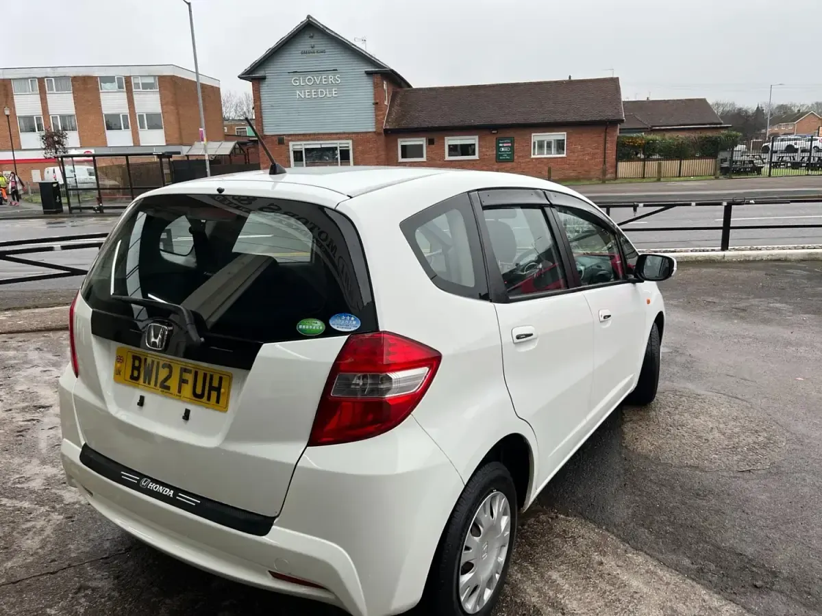 Begagnad Honda Jazz 99 HK (72 kW) 2012 Vit Halvkombi