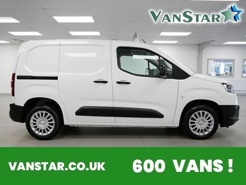 White Used 2022 Toyota Proace Edition MPV | £12,289 (Fair price) - Image 1/4