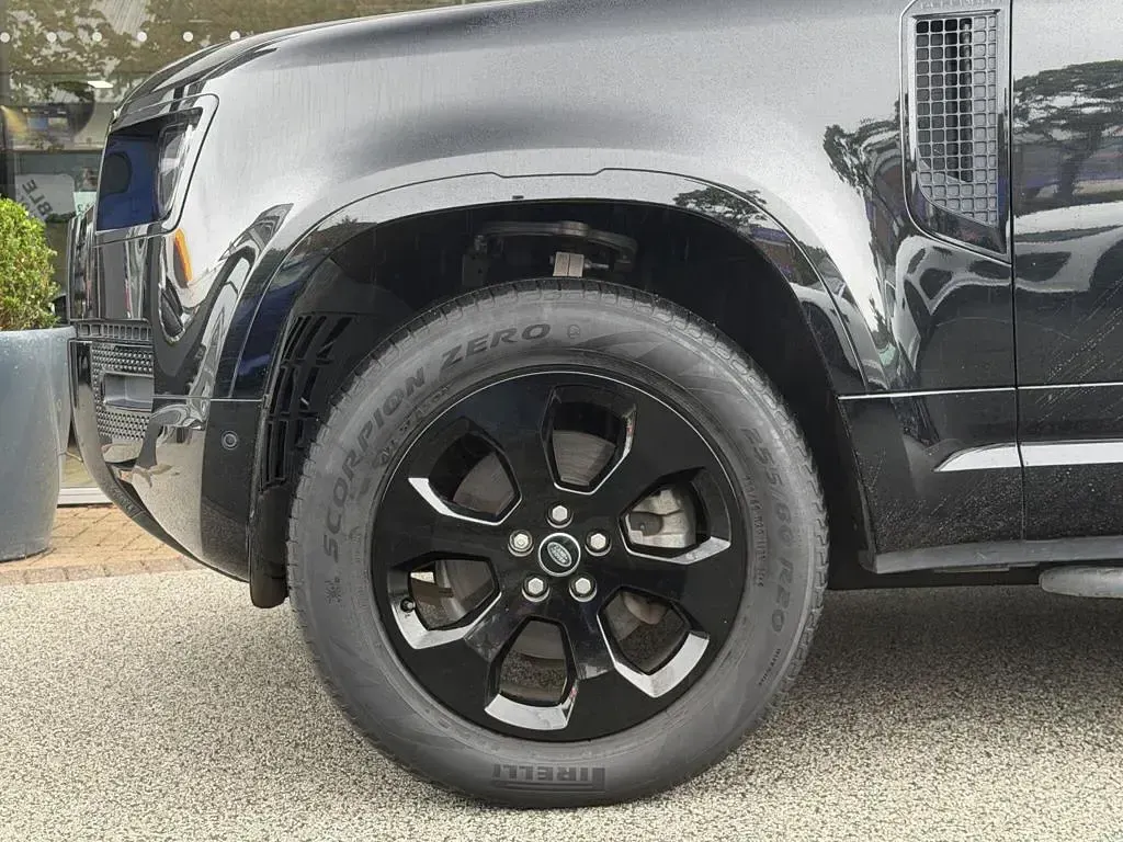Used Land Rover Defender Black Edition 250 HP (183 kW) 2023 Black SUV