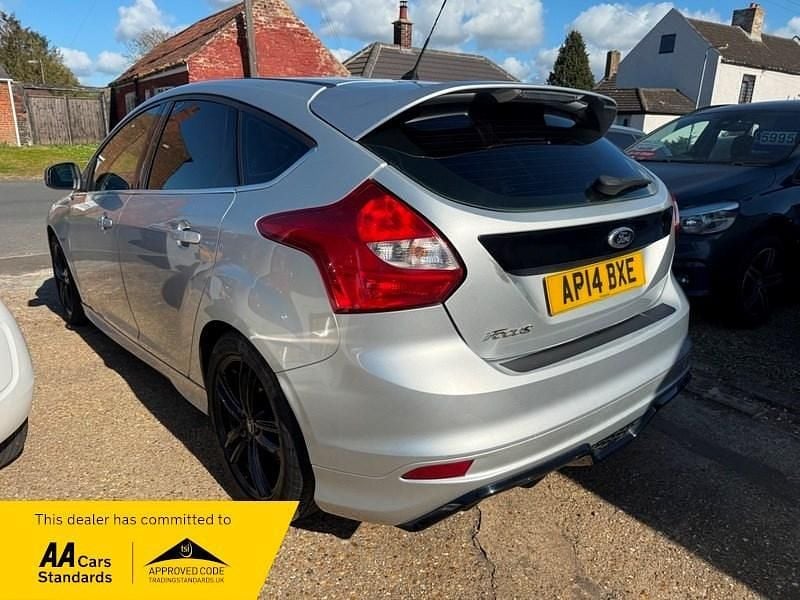 Usado Ford Focus Zetec 114 HP (83 kW) 2014 Prateado Citadino