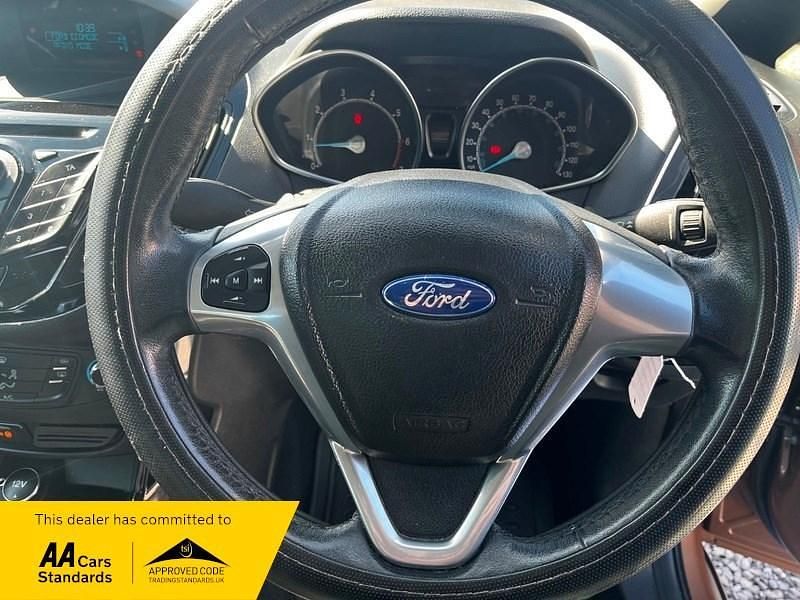 Usado Ford B-MAX Zetec 90 HP (66 kW) 2013 Dourado Monovolume