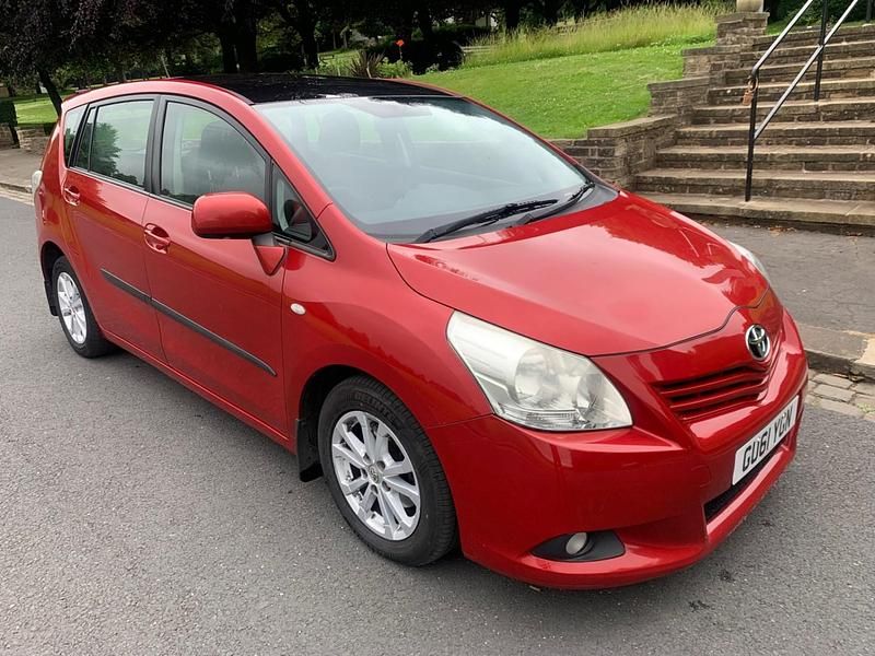 Red Used 2011 Toyota Verso MPV | £1,495 (Good price) - Image 1/4