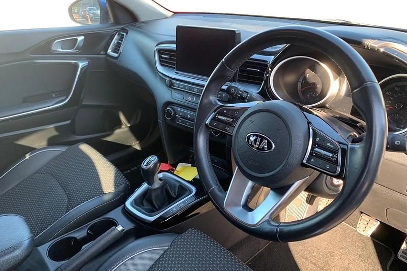 Used Kia Ceed 140 HP (102 kW) 2018 Blue Hatchback