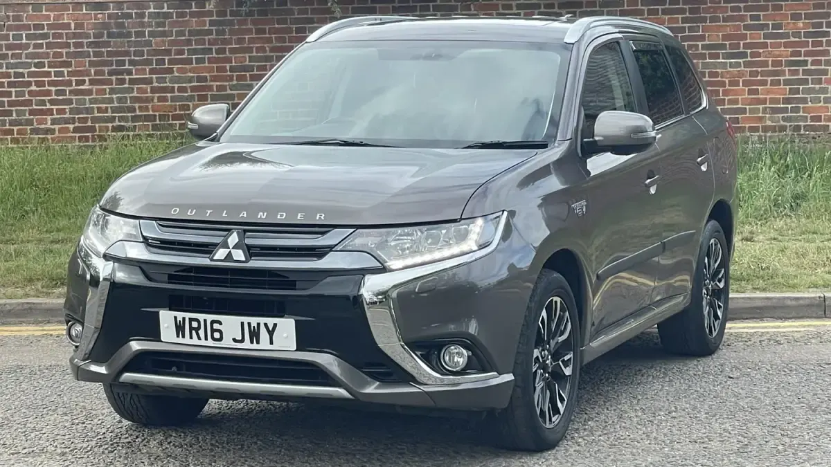 Begagnad Mitsubishi Outlander P-HEV 2016 Brun Kombi