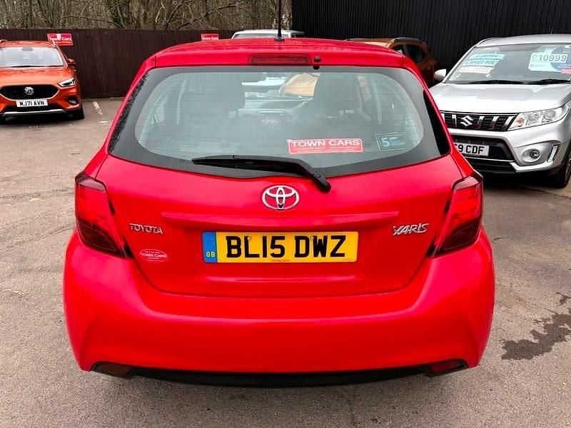 Used Toyota Yaris 99 HP (72 kW) 2015 Red Hatchback