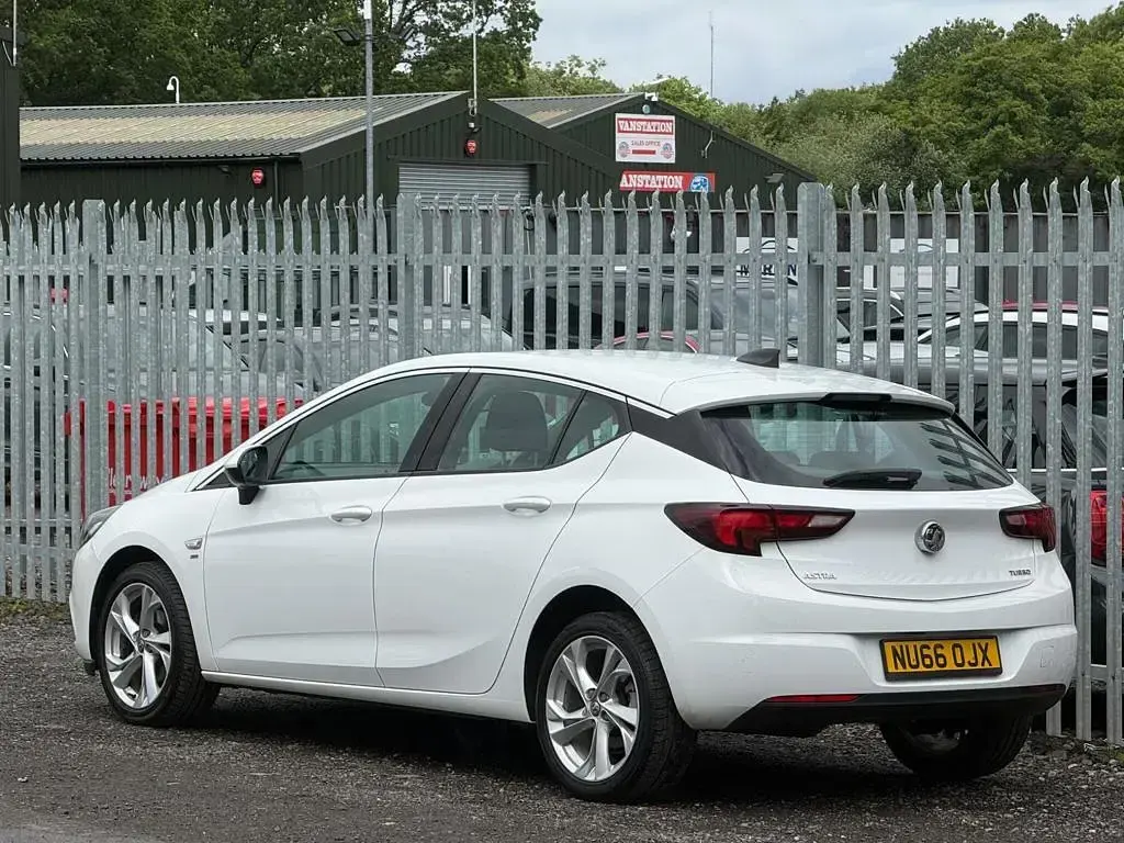 Used Vauxhall Astra SRi 150 HP (110 kW) 2017 White Hatchback