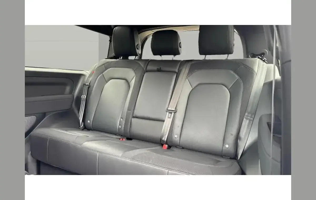 Used Land Rover Defender SE Dynamic 249 HP (183 kW) 2022 Metallic  santorini black SUV