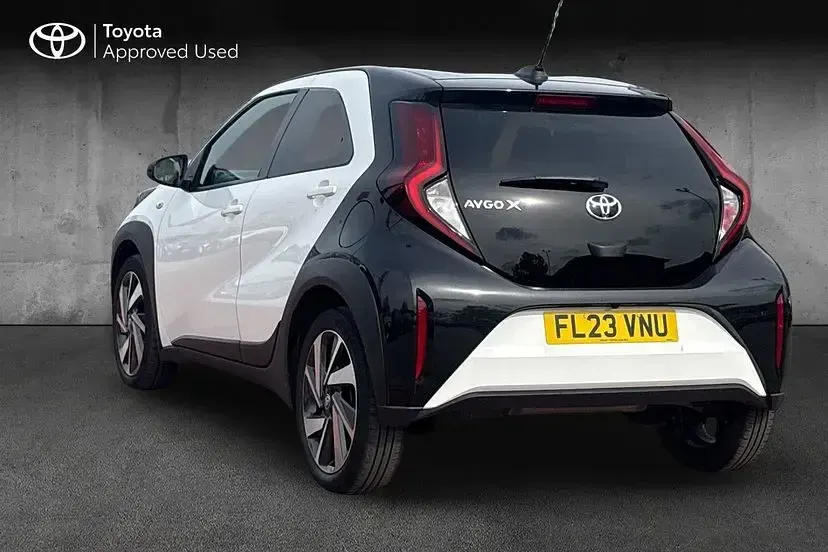 Used Toyota Aygo X 72 HP (52 kW) 2023 Pure white with black SUV