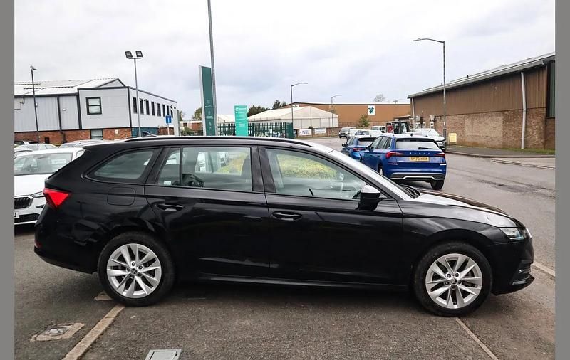 Begagnad Skoda Octavia SE Technology 200 HK (147 kW) 2023 Svart Kombi