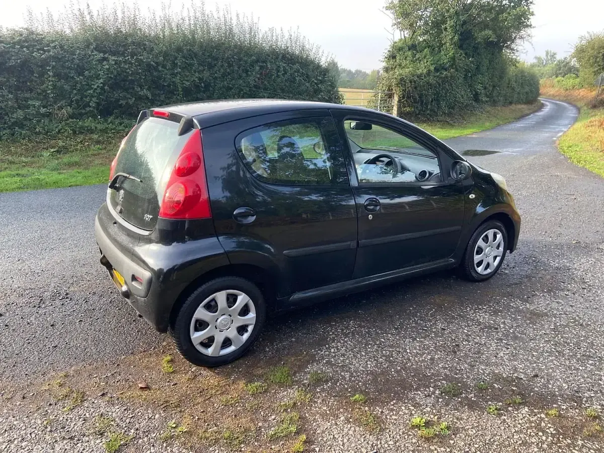 Used Peugeot 107 68 HP (50 kW) 2011 Black Hatchback