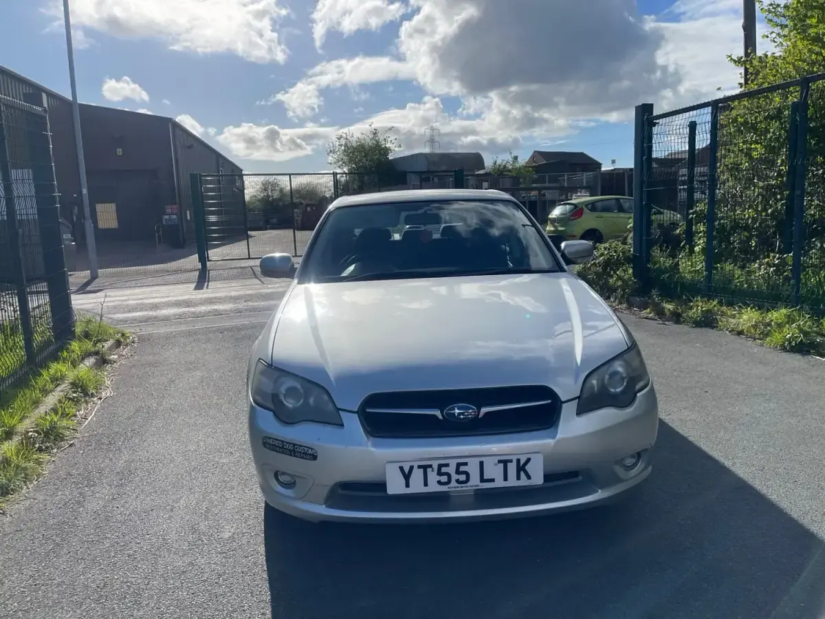Begagnad Subaru Legacy 2005 Silver Sedan