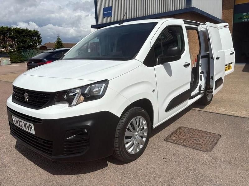 Used Peugeot Partner Premium 131 HP (96 kW) 2022 White MPV