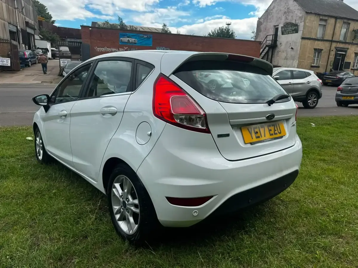 Used Ford Fiesta Zetec 99 HP (72 kW) 2017 White Hatchback