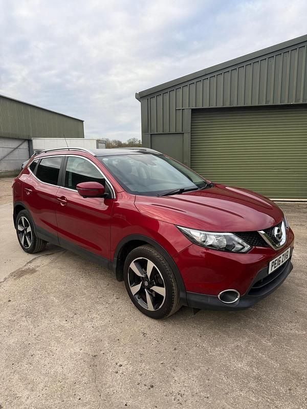 Used Nissan Qashqai N-Connecta 115 HP (84 kW) 2016 Red SUV