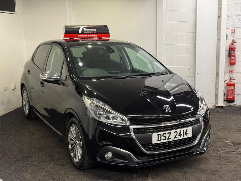 Used Peugeot 208 Signature Sky 82 HP (60 kW) 2019 Black Hatchback