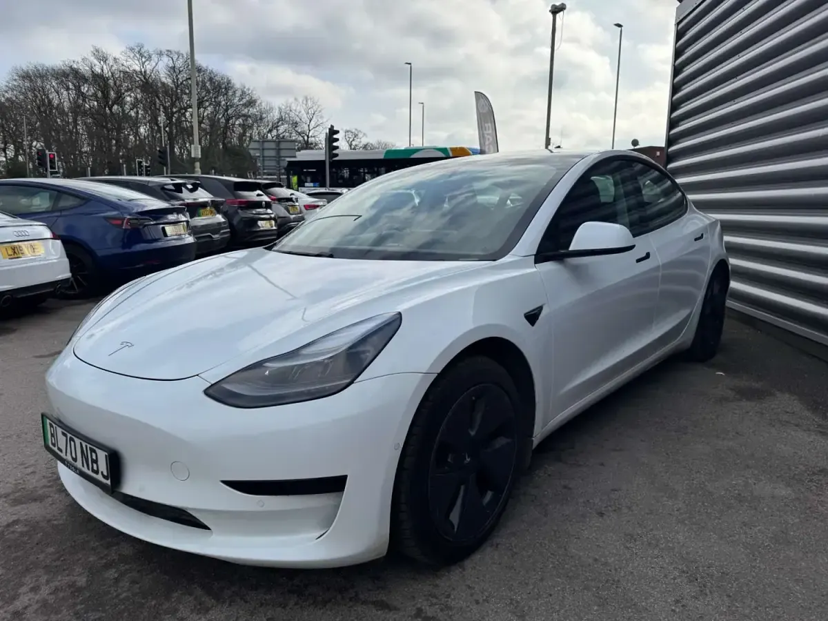 Używany Tesla Model 3 Standard Range 208 kW (283 KM) 2021 Biały Sedan/Limuzyna