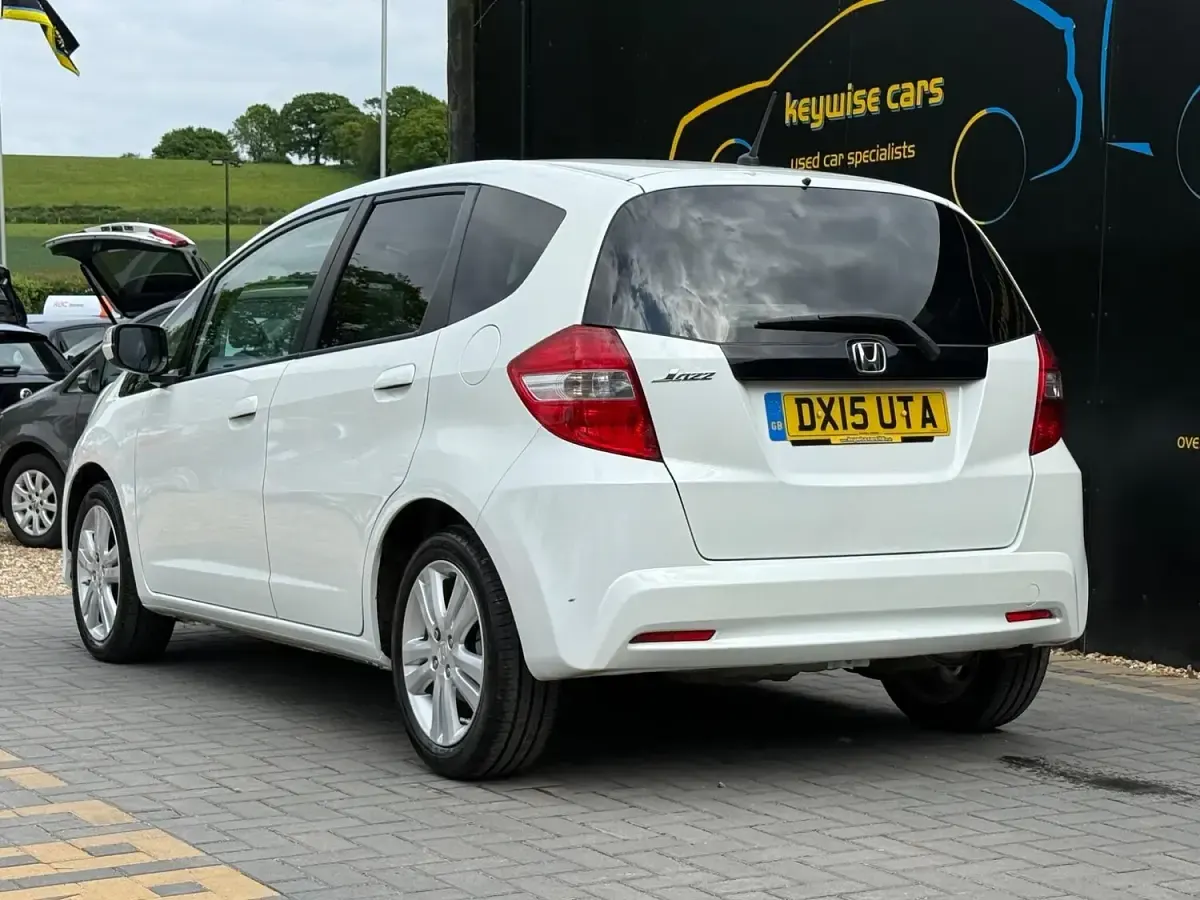 Used Honda Jazz ES 2015 White Hatchback