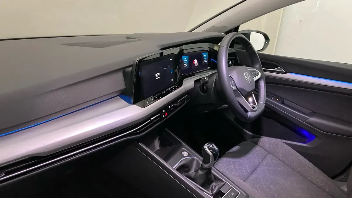 Second-hand VW Golf VIII Life 150 CP (110 kW) 2023 Negru Hatchback