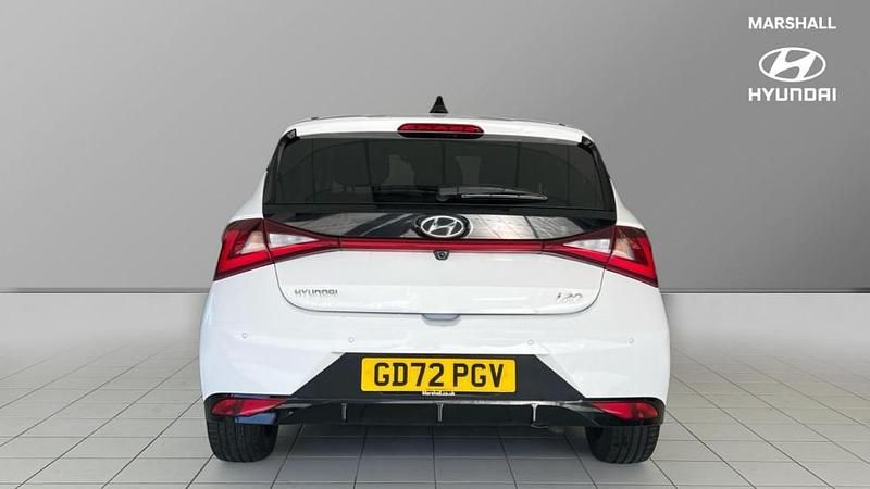 Used Hyundai i20 Premium 100 HP (73 kW) 2023 White Hatchback