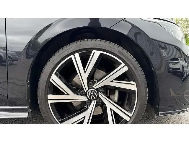 Second-hand VW Golf VIII R-line 150 CP (110 kW) 2022 Negru Hatchback