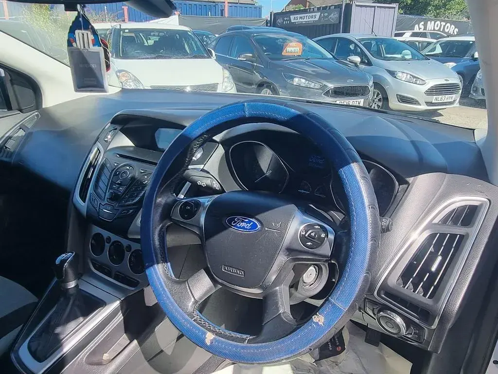 Used Ford Focus Zetec 2014 White Hatchback