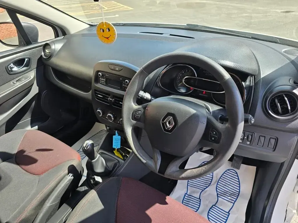 Used Renault Clio Expression 75 HP (55 kW) 2014 White Hatchback