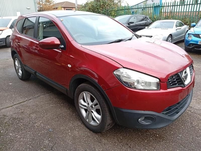 Red Used 2013 Nissan Qashqai +2 Acenta SUV | £2,150 (Good price) - Image 1/4