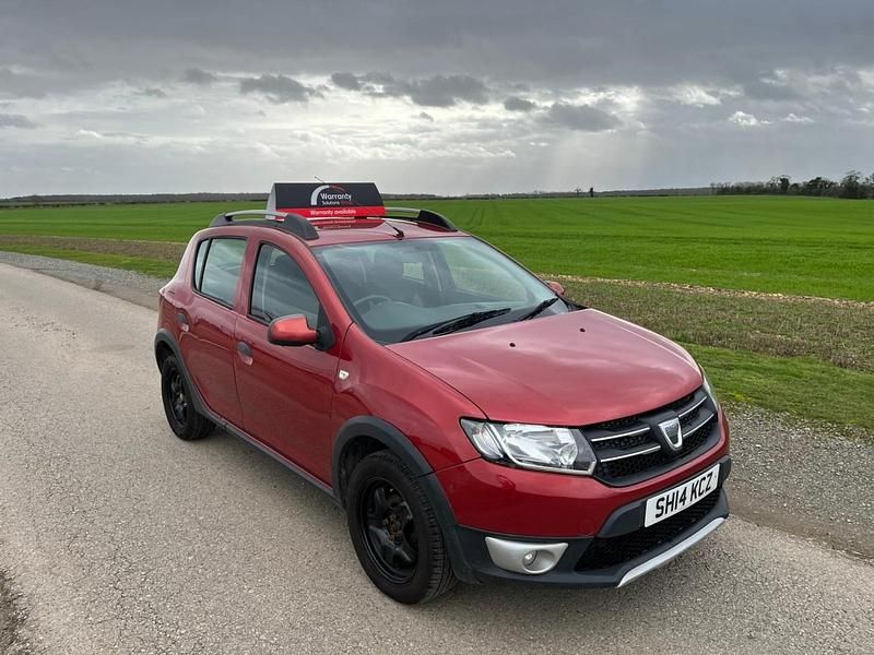 Used Dacia Sandero Lauréate 88 HP (64 kW) 2014 Red Hatchback