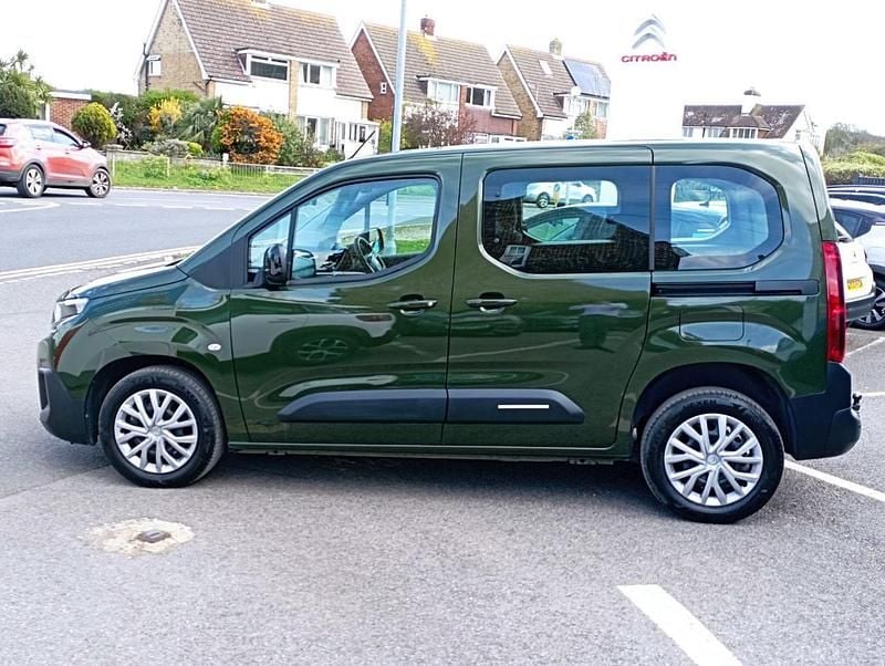Used Citroën Berlingo PureTech 108 HP (79 kW) 2024 Green MPV