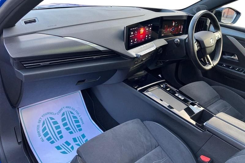 Blue Used 2023 Vauxhall Astra Ultimate Hatchback | £15,495 (Good price) - Image 1/4