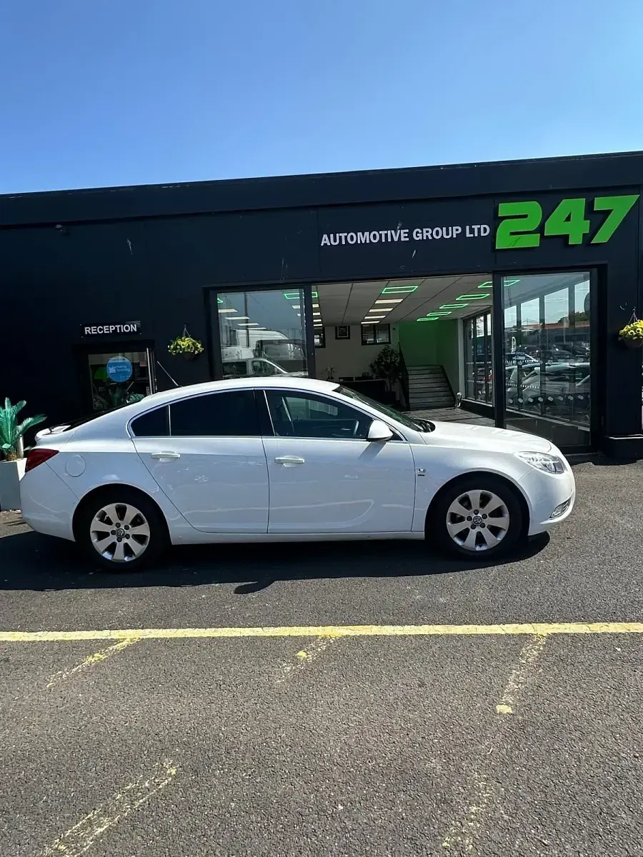 Used Vauxhall Insignia SRi 2011 White Hatchback