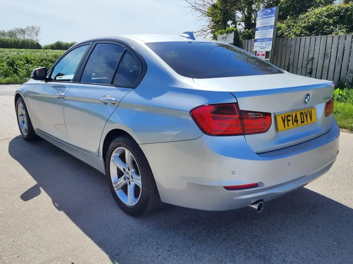 Begagnad BMW 318 2014 Silver Sedan