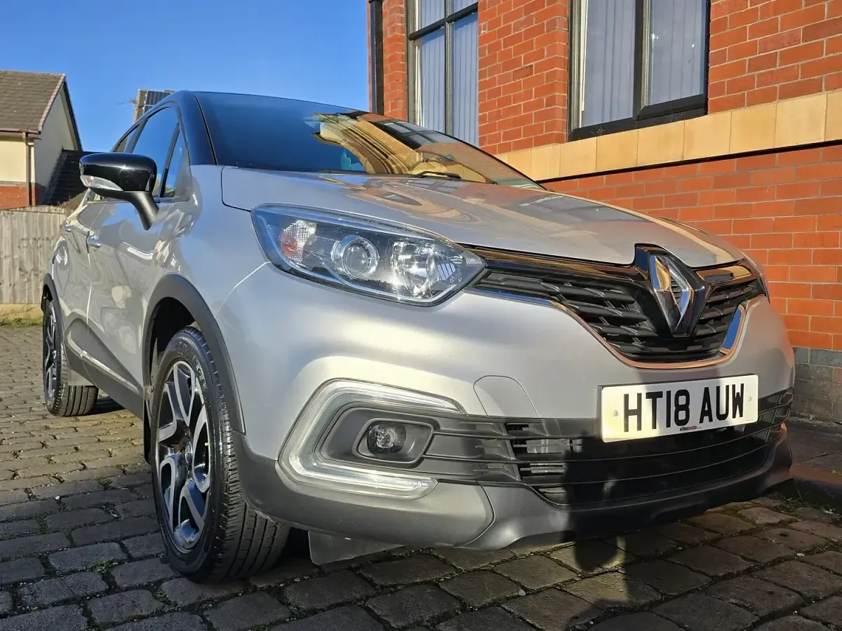 Used Renault Captur Iconic 90 HP (66 kW) 2018 Silver SUV