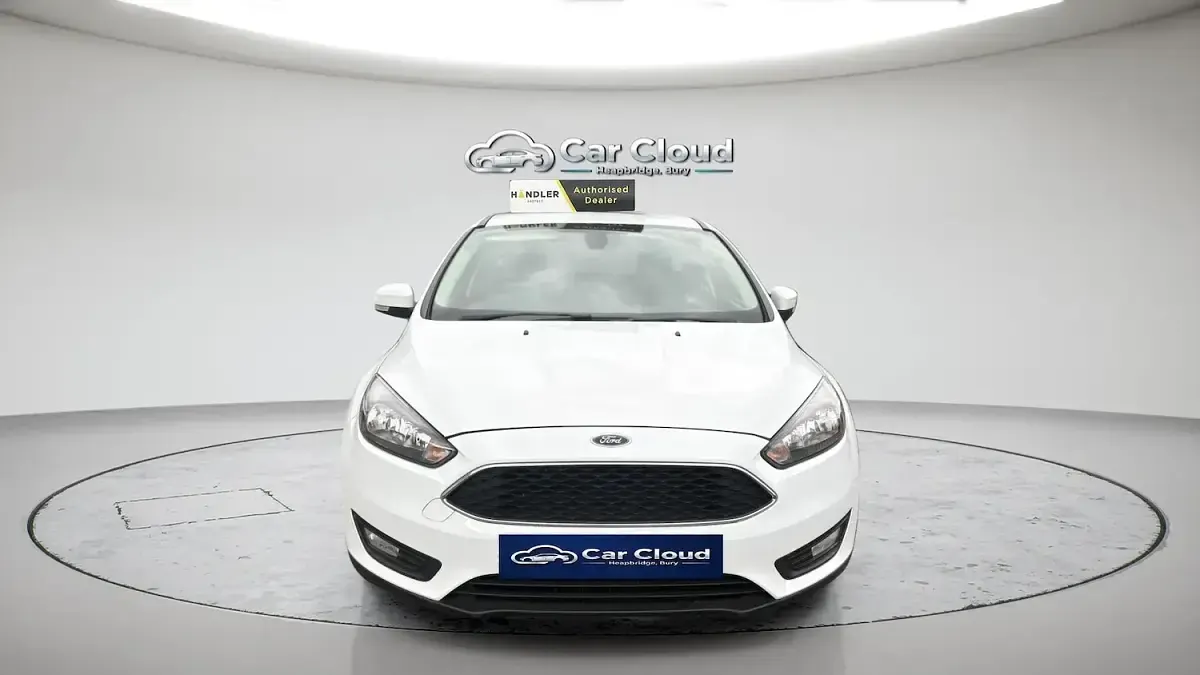 Used Ford Focus Zetec 123 HP (90 kW) 2015 White Hatchback
