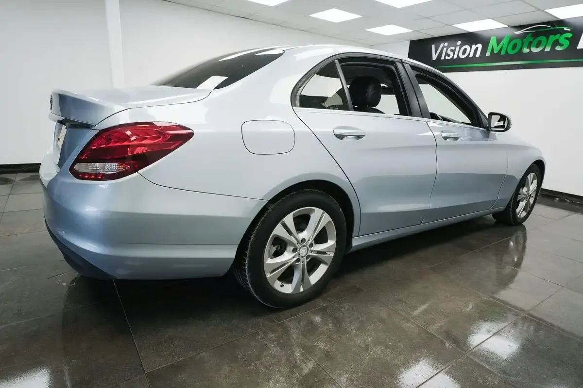 Usado Mercedes C200 SE 2015 Plateado Berlina
