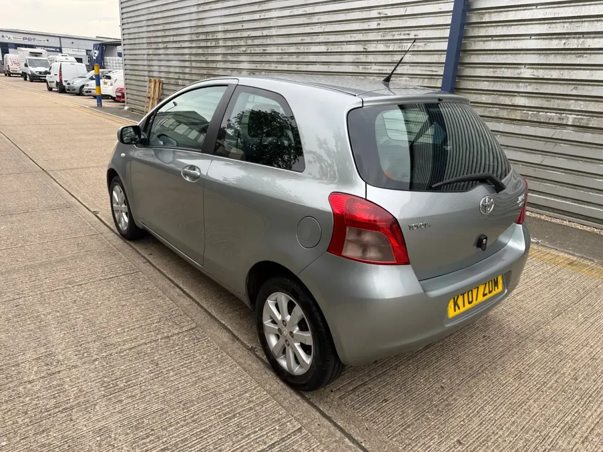 Begagnad Toyota Yaris 85 HK (62 kW) 2007 Silver Halvkombi