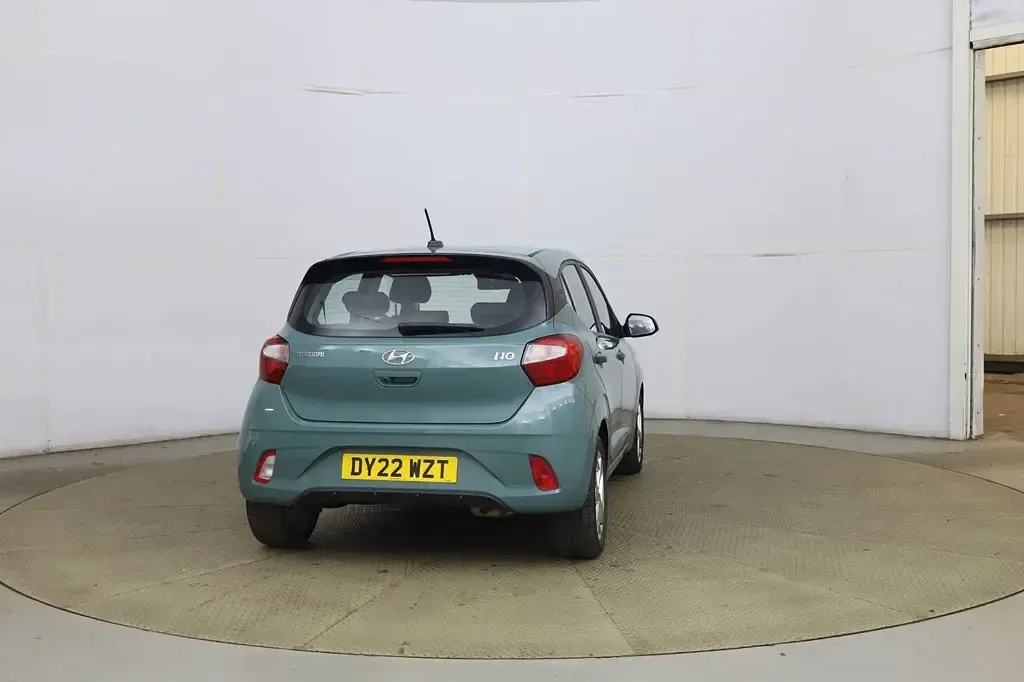 Usado Hyundai i10 SE 67 CV (49 kW) 2022 Verde Utilitario