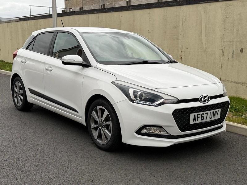 Used Hyundai i20 Premium 84 HP (61 kW) 2017 White Hatchback