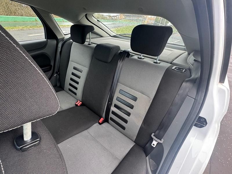 Used Ford Focus Zetec 2011 White Hatchback