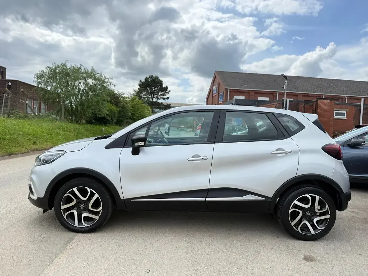 Used Renault Captur Dynamique 90 HP (66 kW) 2017 Silver SUV