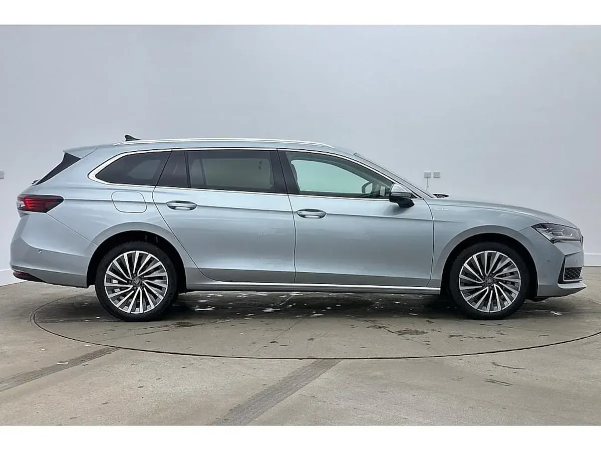 Used Skoda Superb LAURIN & KLEMENT 142 HP (104 kW) 2025 Pebble silver metallic Estate
