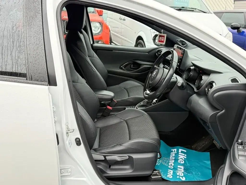 Usado Toyota Yaris Hybrid 116 HP (85 kW) 2022 Branco Citadino