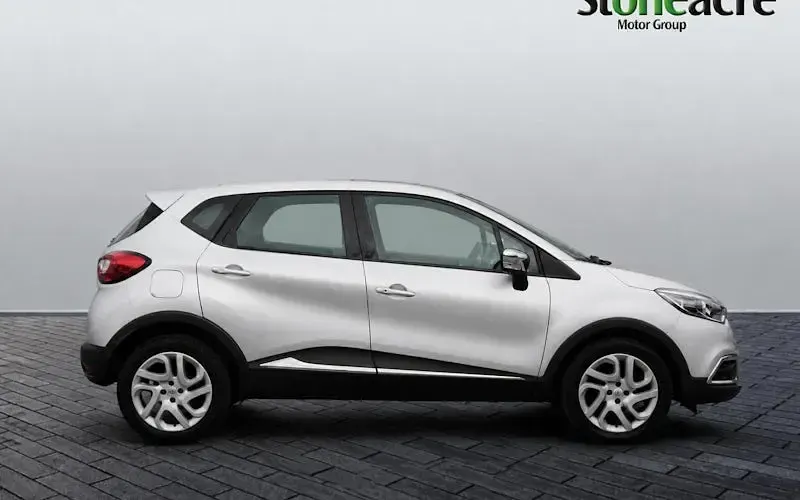Used Renault Captur Dynamique 90 HP (66 kW) 2017 Silver SUV